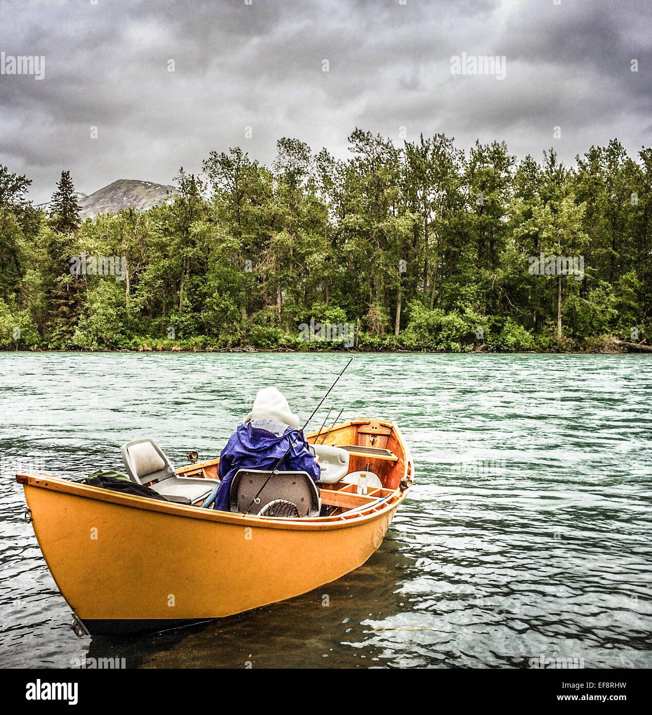 USA, Alaska, Russian River, Kenai, l'homme la pêche au large bateau jaune Banque D'Images
