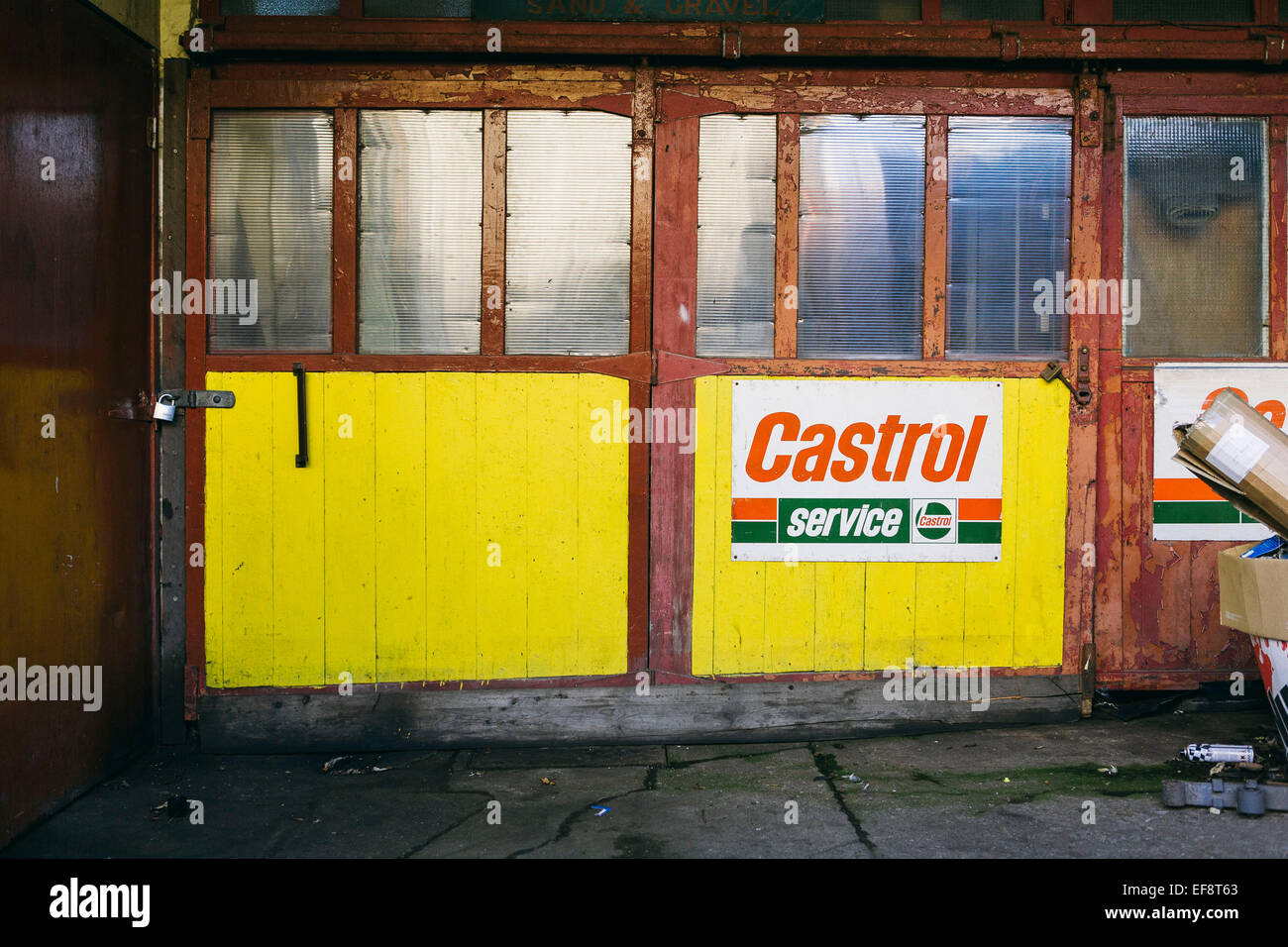 Vieille porte de garage Banque D'Images