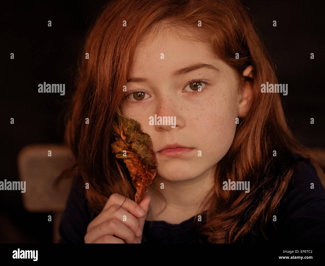 Portrait of Girl holding autumn leaf Banque D'Images