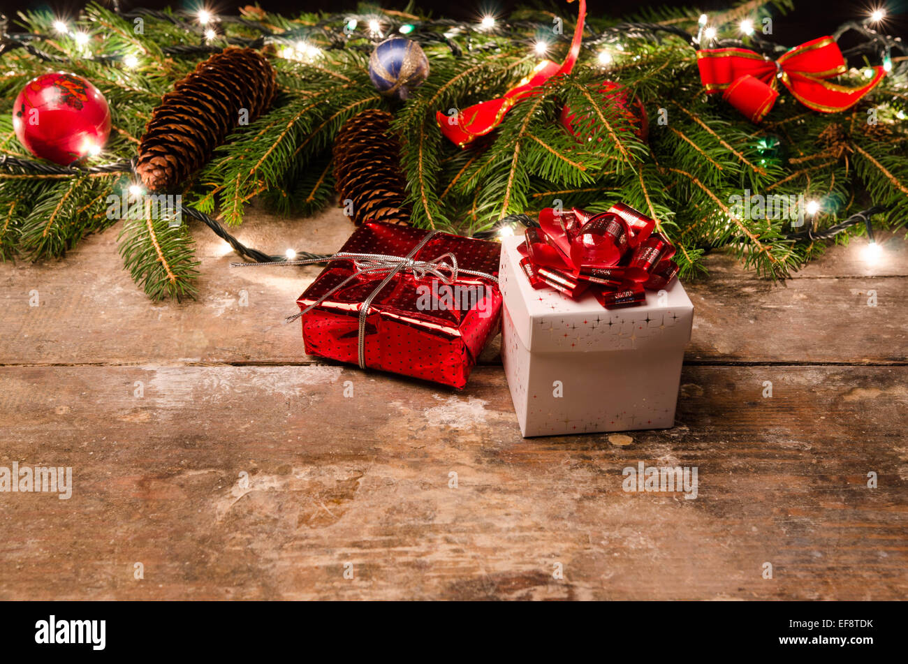 Cadeaux et Décoration de Noël sur la table Banque D'Images