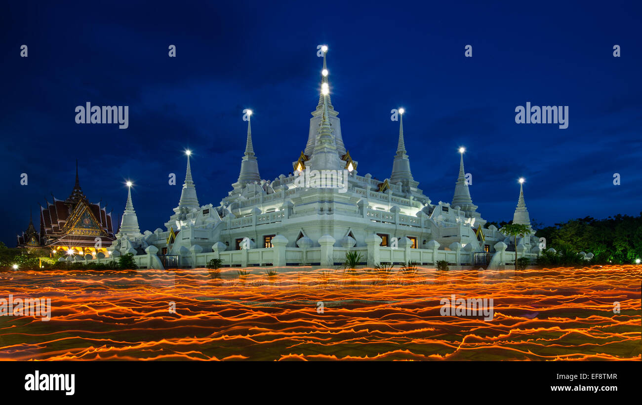 La Thaïlande, temple bouddhiste au crépuscule de la Journée du Vesak Banque D'Images