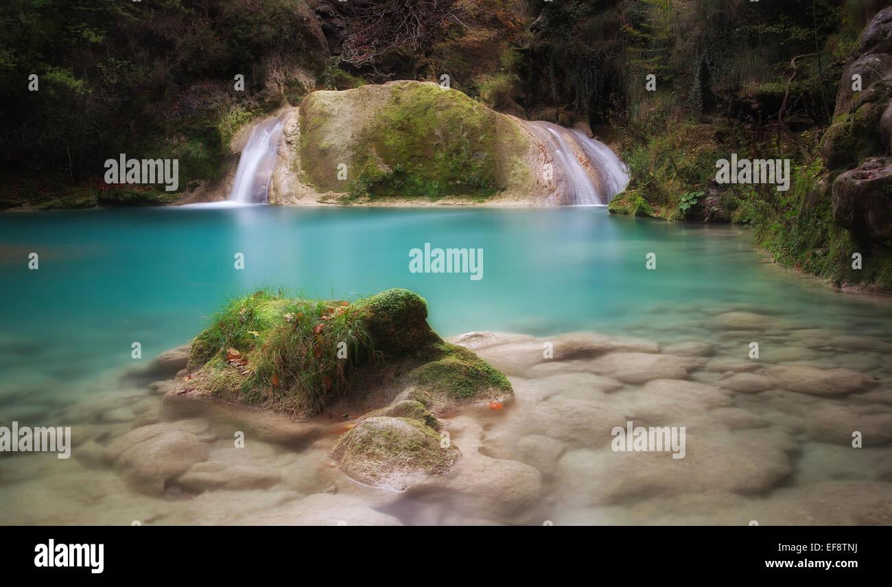 L'Espagne, Navarre, Amescoa Baja, Baquedano, vue sur étang, cascade et rochers avec de la mousse Banque D'Images