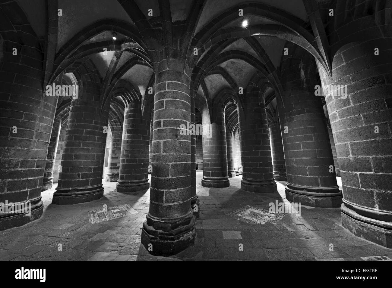 France, Normandie : noir et blanc détaillée vue du grand pilier crypte de l'abbaye Saint Pierre à Le Mont Saint Michel Banque D'Images