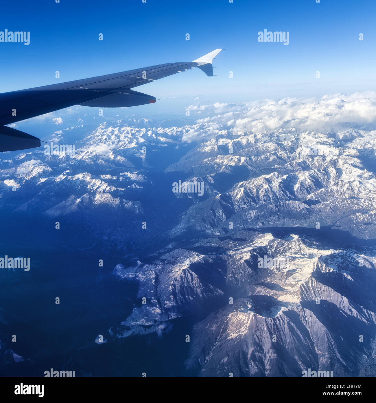 France, Alpes, vue aérienne de la montagne enneigée paysage et aile d'avion Banque D'Images