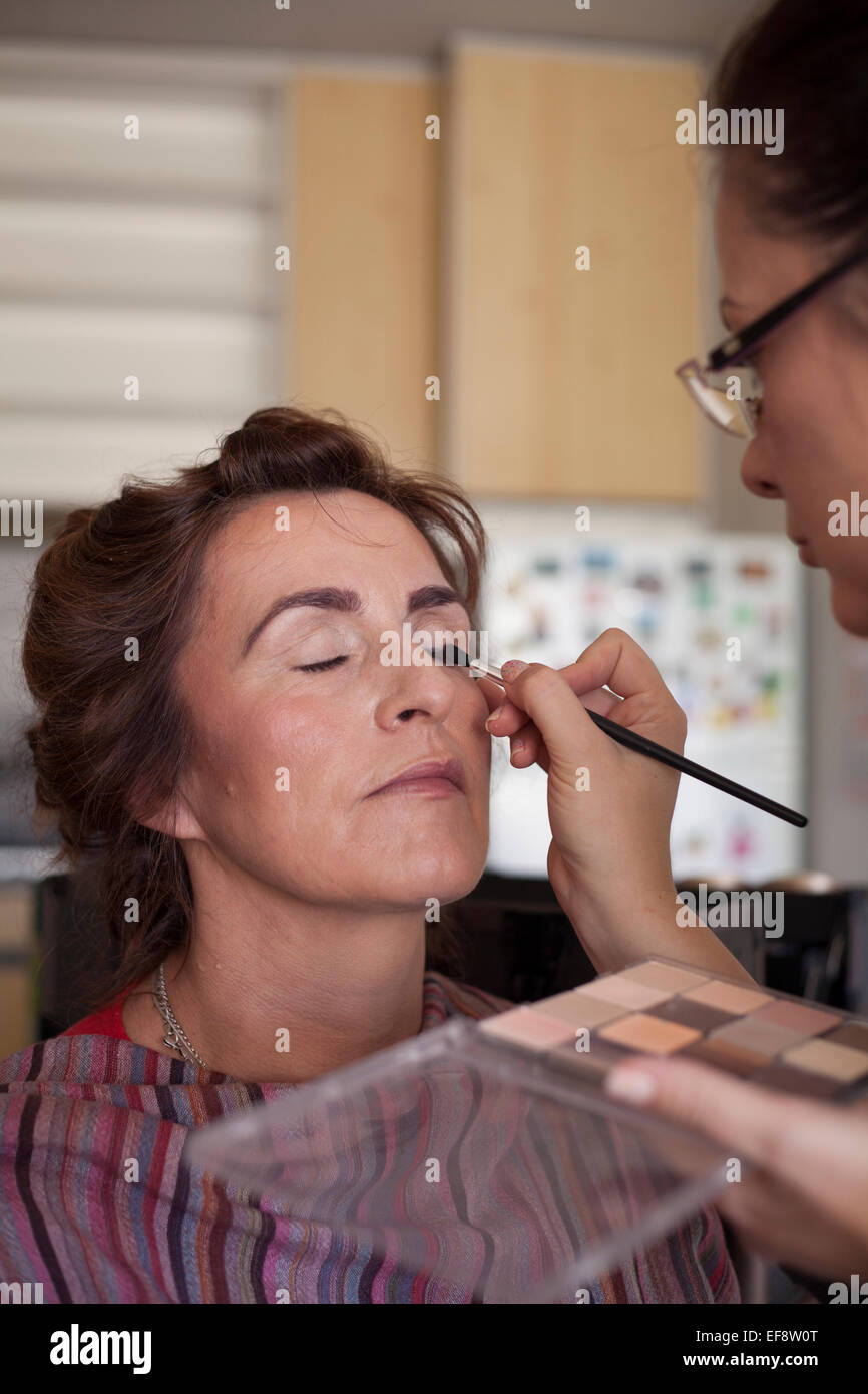 Femme mature ayant appliqué de maquillage par make-up artist Photo Stock -  Alamy
