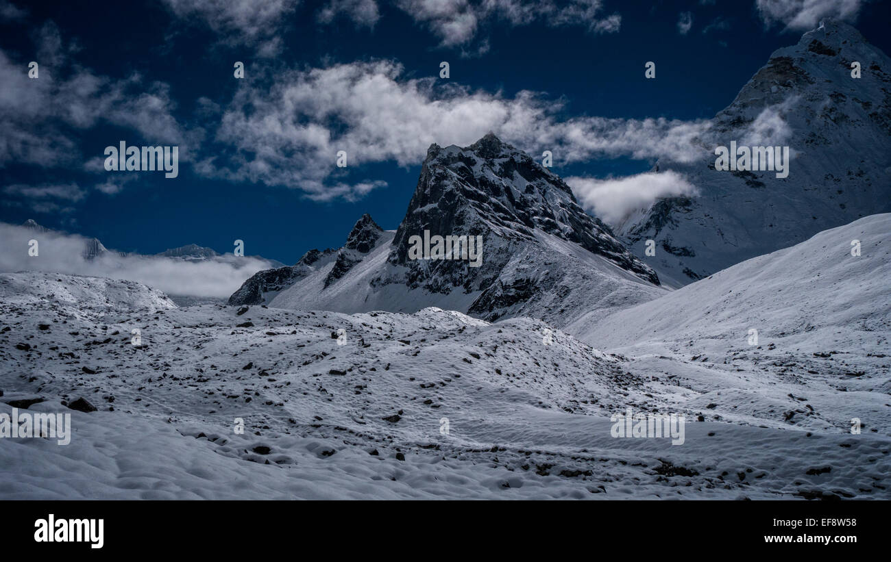 Au Népal, la vallée de Chukhung, parc national de Sagarmatha, ciel nuageux au-dessus de montagnes aux sommets enneigés Banque D'Images