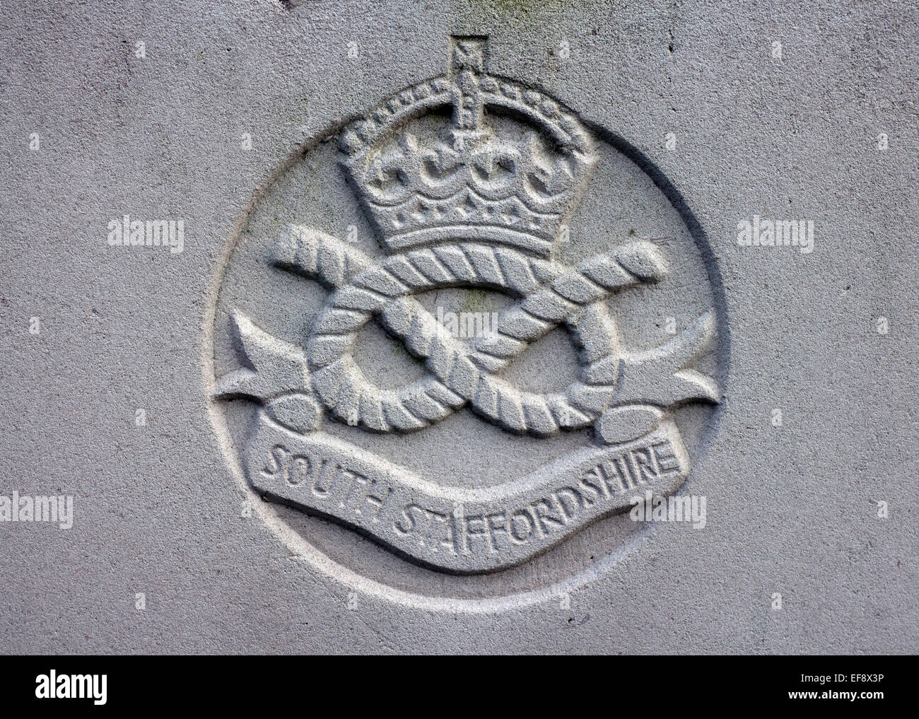 L'emblème du Staffordshire Regiment sur une grave guerre Banque D'Images