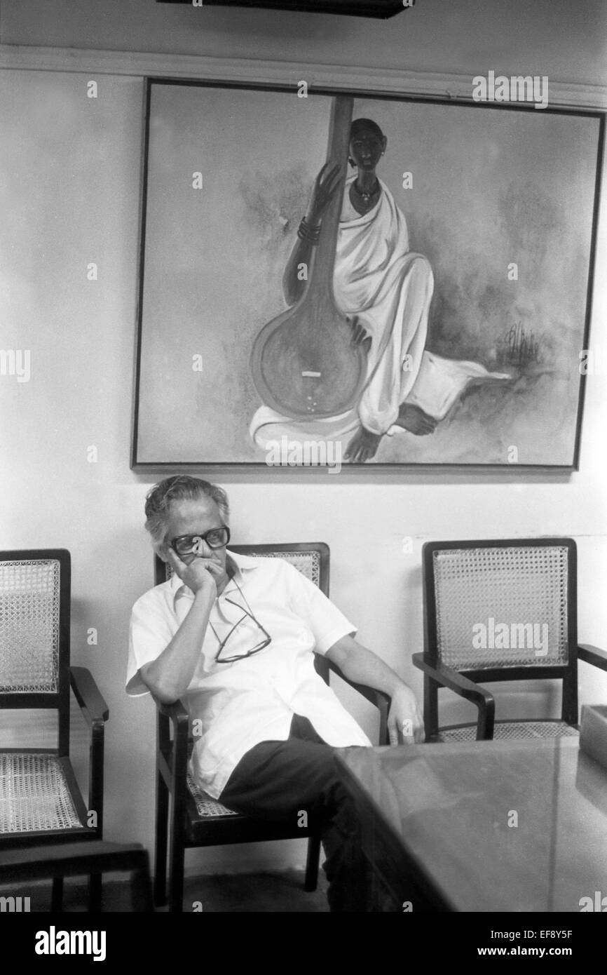 R K Laxman , Rasipuram Krishnaswami Laxman caricaturiste, illustrateur et humoriste indien assis dans sa cabine à l'époque de l'Inde, Bombay, Mumbai, Maharashtra, Inde, Asie Banque D'Images