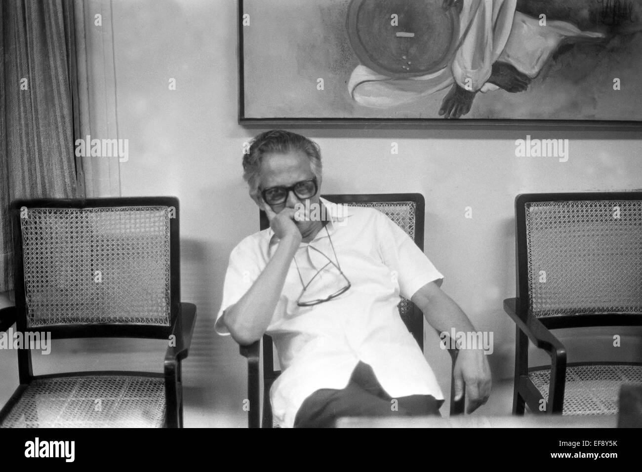 R K Laxman , Rasipuram Krishnaswami Laxman caricaturiste, illustrateur et humoriste indien assis dans sa cabine à l'époque de l'Inde, Bombay, Mumbai, Maharashtra, Inde, Asie Banque D'Images