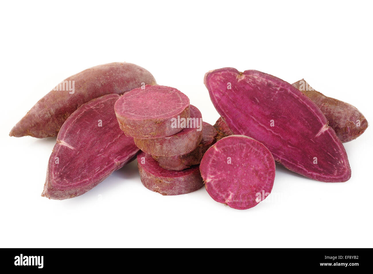 Patates douces violettes sur fond blanc Banque D'Images
