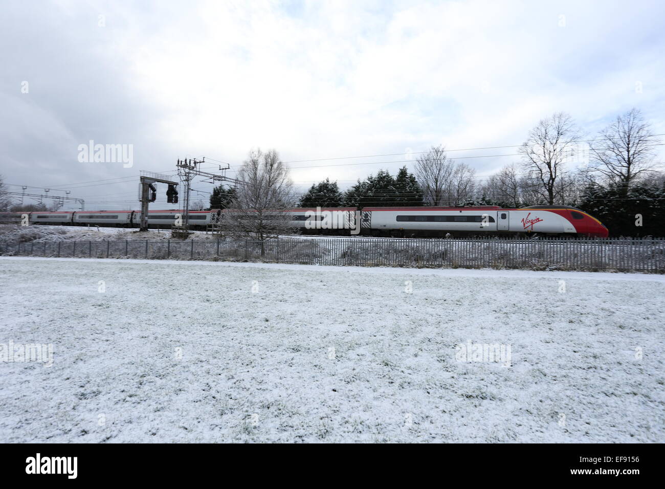 Crewe, Cheshire, Royaume-Uni. 29 janvier, 2015. Météo France : le poids de la neige est tombée à Crewe, Cheshire le long de la côte ouest de la ligne de chemin de fer principale Crédit : Simon Newbury/Alamy Live News Banque D'Images