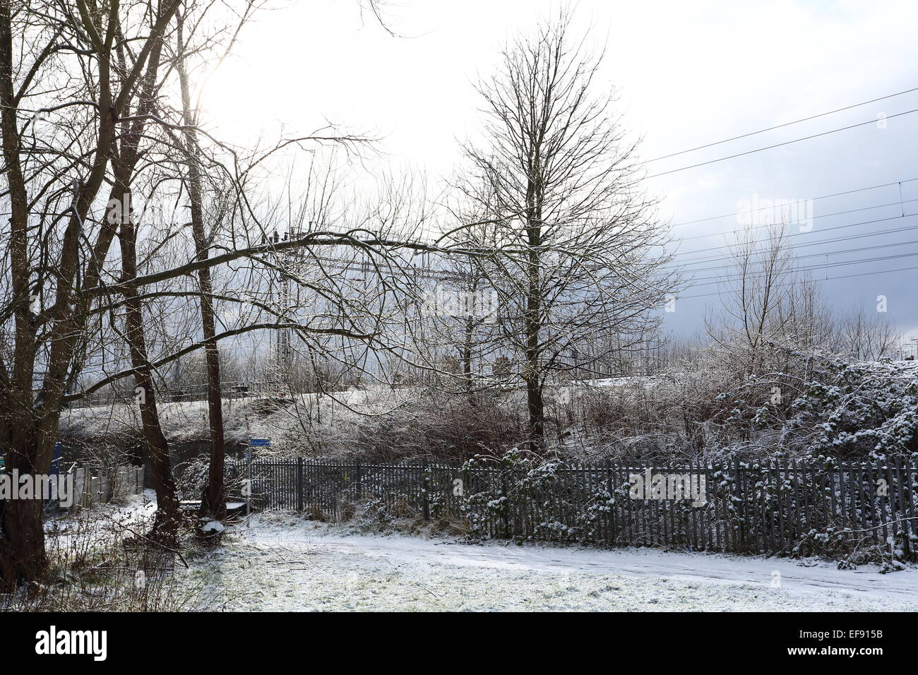 Crewe, Cheshire, Royaume-Uni. 29 janvier, 2015. Météo France : le poids de la neige est tombée à Crewe, Cheshire le long de la côte ouest de la ligne de chemin de fer principale Crédit : Simon Newbury/Alamy Live News Banque D'Images