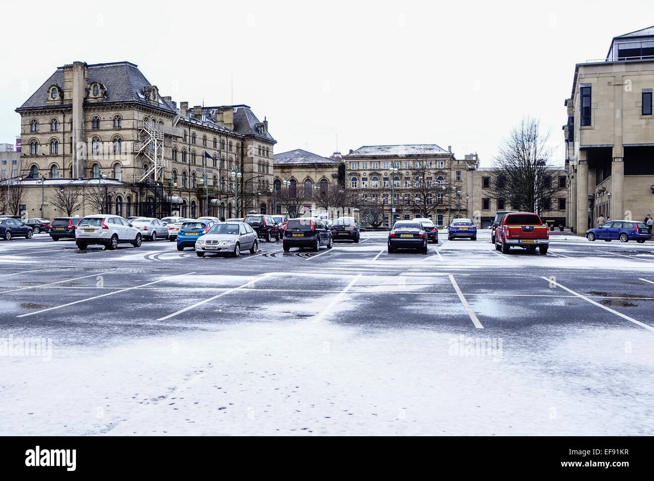 Bradford, West Yorkshire, UK Météo: Centre-ville de Bradford, neige légère dans un parking à proximité de l'hôtel Victoria et des tribunaux. Banque D'Images