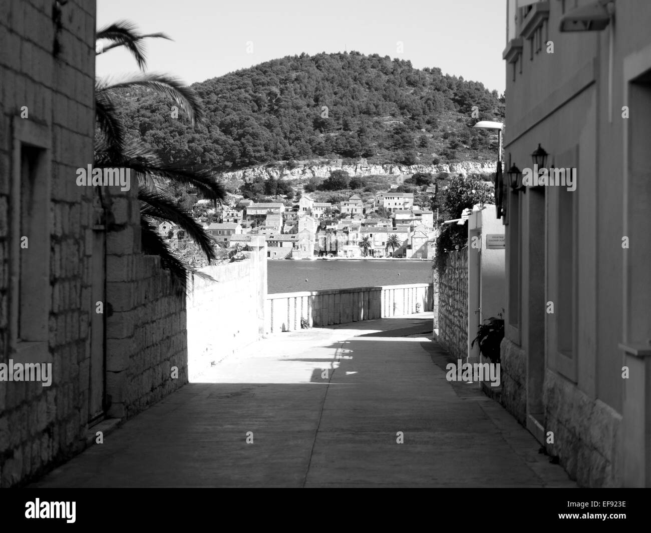 La rue vide sur l'île de Vis avec des bâtiments en pierre en noir et blanc Banque D'Images
