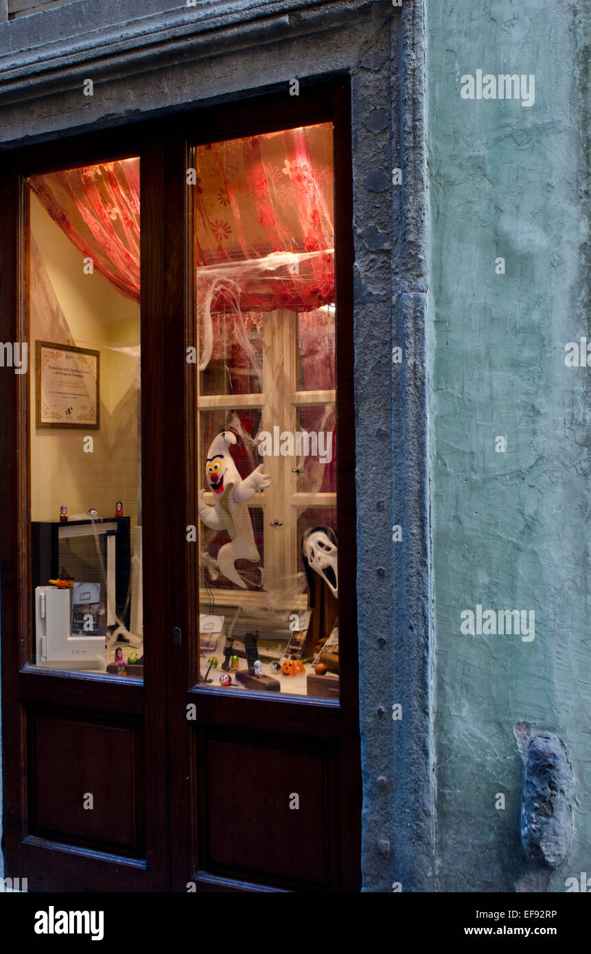 Dans la fenêtre affichant des décorations d'Halloween boutique, Lucca, Toscane, Italie Banque D'Images