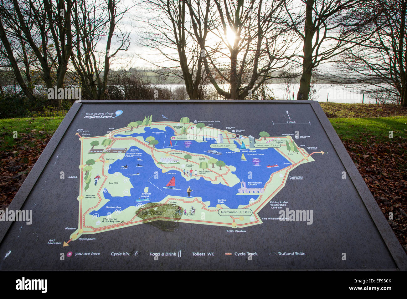 Carte Touristique de Rutland Water avec le réservoir visible à travers les arbres. Banque D'Images