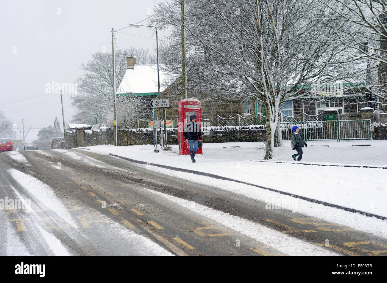North East Derbyshire, Royaume-Uni. 29 janvier, 2015. Météo France : le poids de la neige et le blizzard ont balayé le Derbyshire, provoquant le chaos voyage ,dans l'heure des routes bloquées et des véhicules abandonnés le long de la route .plus de neige est prévue plus tard aujourd'hui . Credit : IFIMAGE/Alamy Live News Banque D'Images