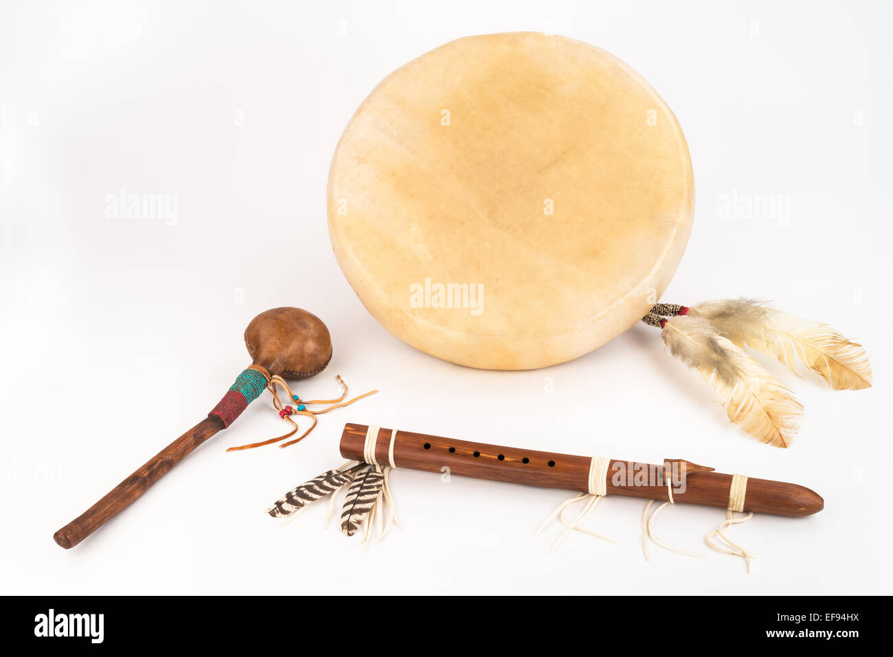 Native American tambour sur cadre, flûte et shaker. Banque D'Images
