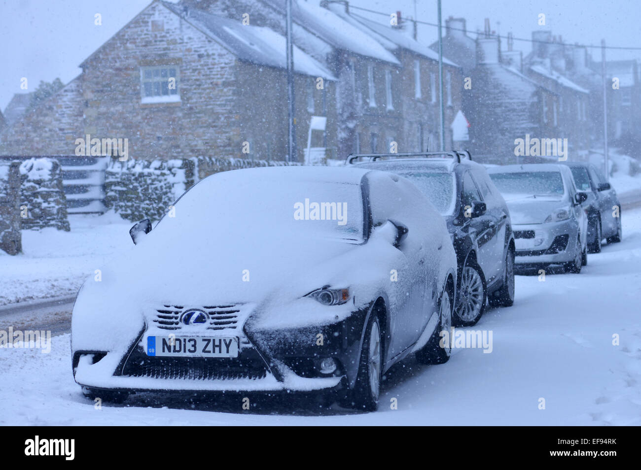 Bowes, comté de Durham, Royaume-Uni. 29 janvier 2015. Météo britannique. Le poids de la neige profonde sur les voitures en pond County Durham © Robert Smith/Alamy Banque D'Images