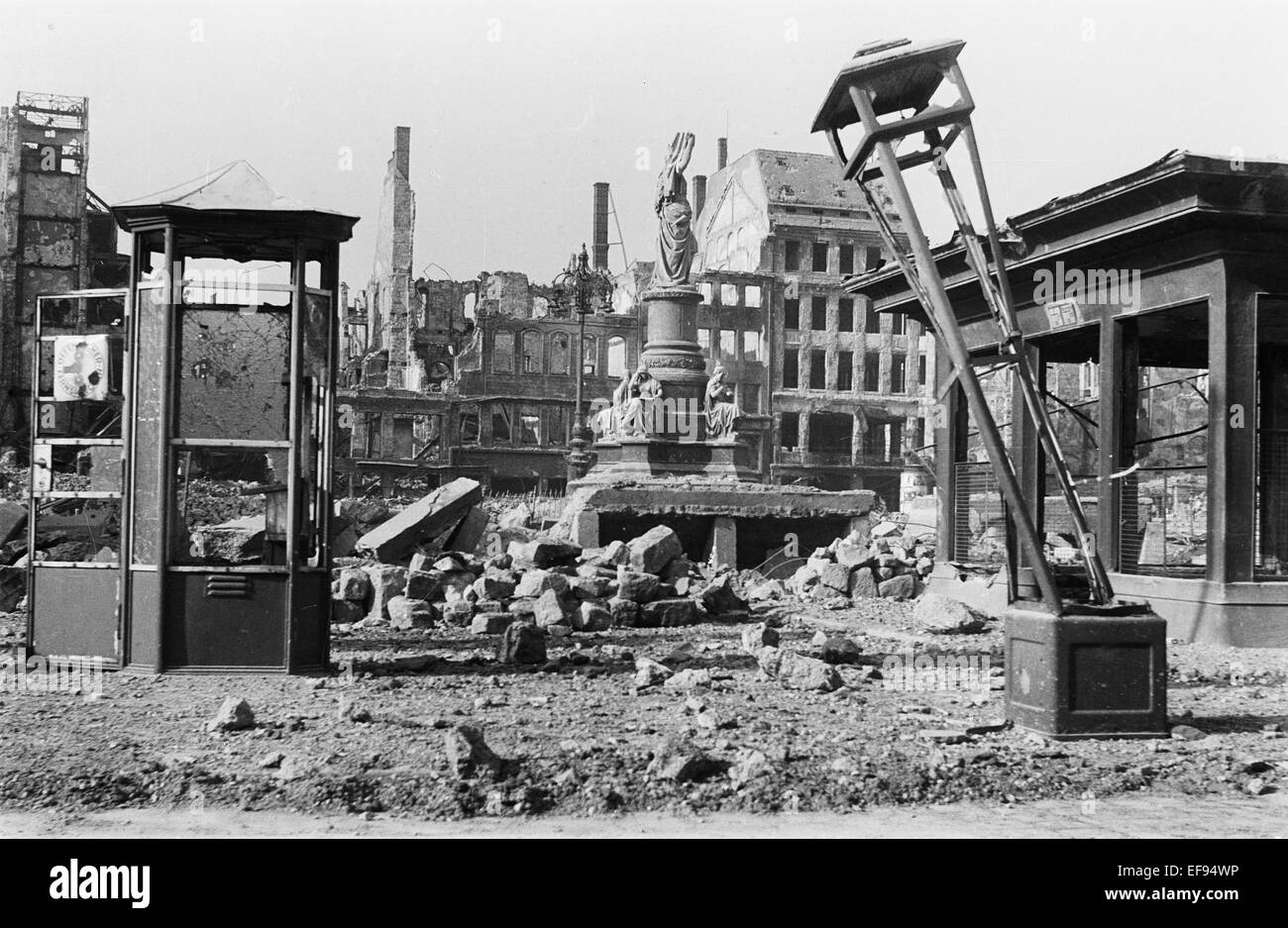 La photo par le célèbre photographe Richard Peter sen. montre les destructions sur l'Altmarkt à Dresde avec le Victory Monument endommagé. La photo a été prise après le 17 septembre 1945. En particulier les raids aériens des Alliés entre le 13 et 14 février 1945 a conduit à de vastes destructions de la ville. Photo : Deutsche Fotothek / Richard Peter sen. - Pas de fil Banque D'Images