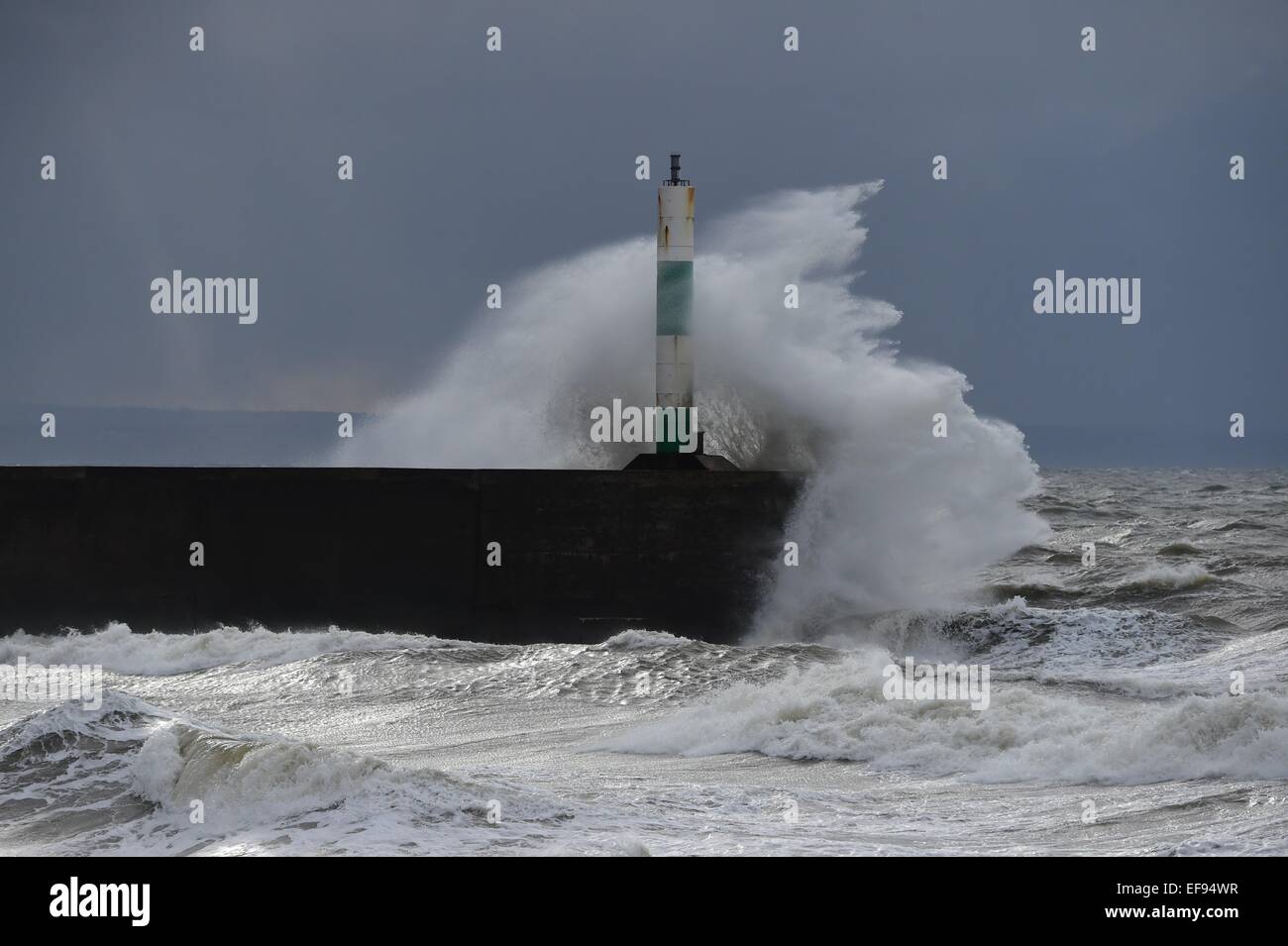 Aberystwyth, Pays de Galles, Royaume-Uni. 29 janvier, 2015. Météo France : De forts vents et marées apportent une mer de battre la mer défense à Aberystwyth, sur la côte ouest du pays de Galles Une grande partie de l'UK a été touché par le froid hiver aujourd'hui, avec beaucoup de neige et provoquant des perturbations de transport dans de nombreux endroits, et 'yellow' avertissements pour la neige et la glace jusqu'au sud ouest de l'Angleterre Crédit photo : Keith morris / alamy live news Banque D'Images