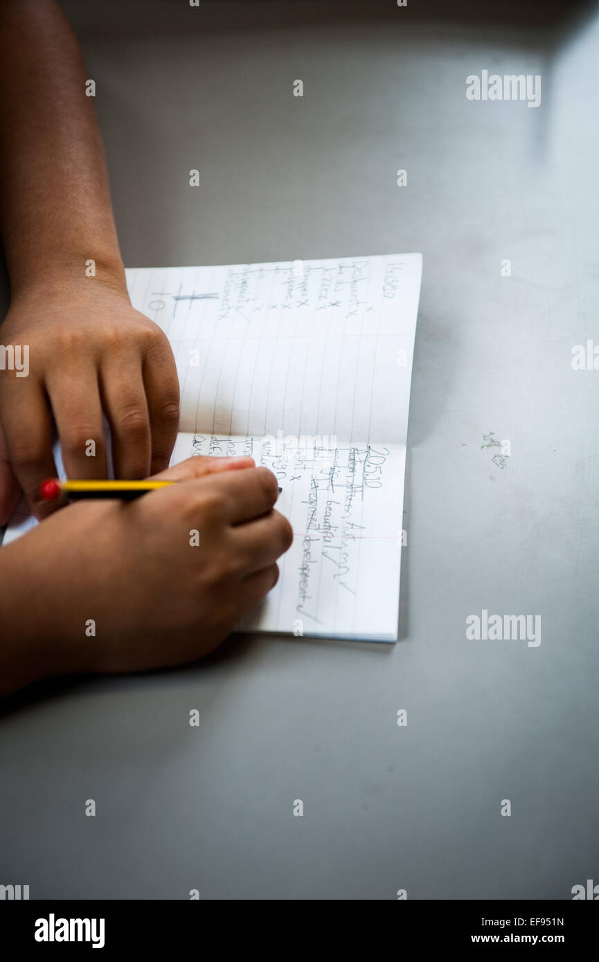 Travail des enfants et l'écriture dans les livres d'exercice en classe l'école primaire, Paddington Londres W2 Banque D'Images
