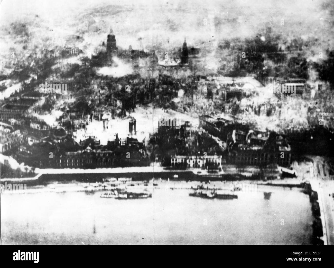 Cette photographie aérienne du 16 février 1945 à 13,20 montre des billons de fumée sur le centre-ville détruit de Dresde sur les rives de l'Elbe après les raids aériens anglo-américains du 12 au 15 février 1945. Fotoarchiv für Zeitgeschichtee - PAS DE SERVICE DE FIL Banque D'Images