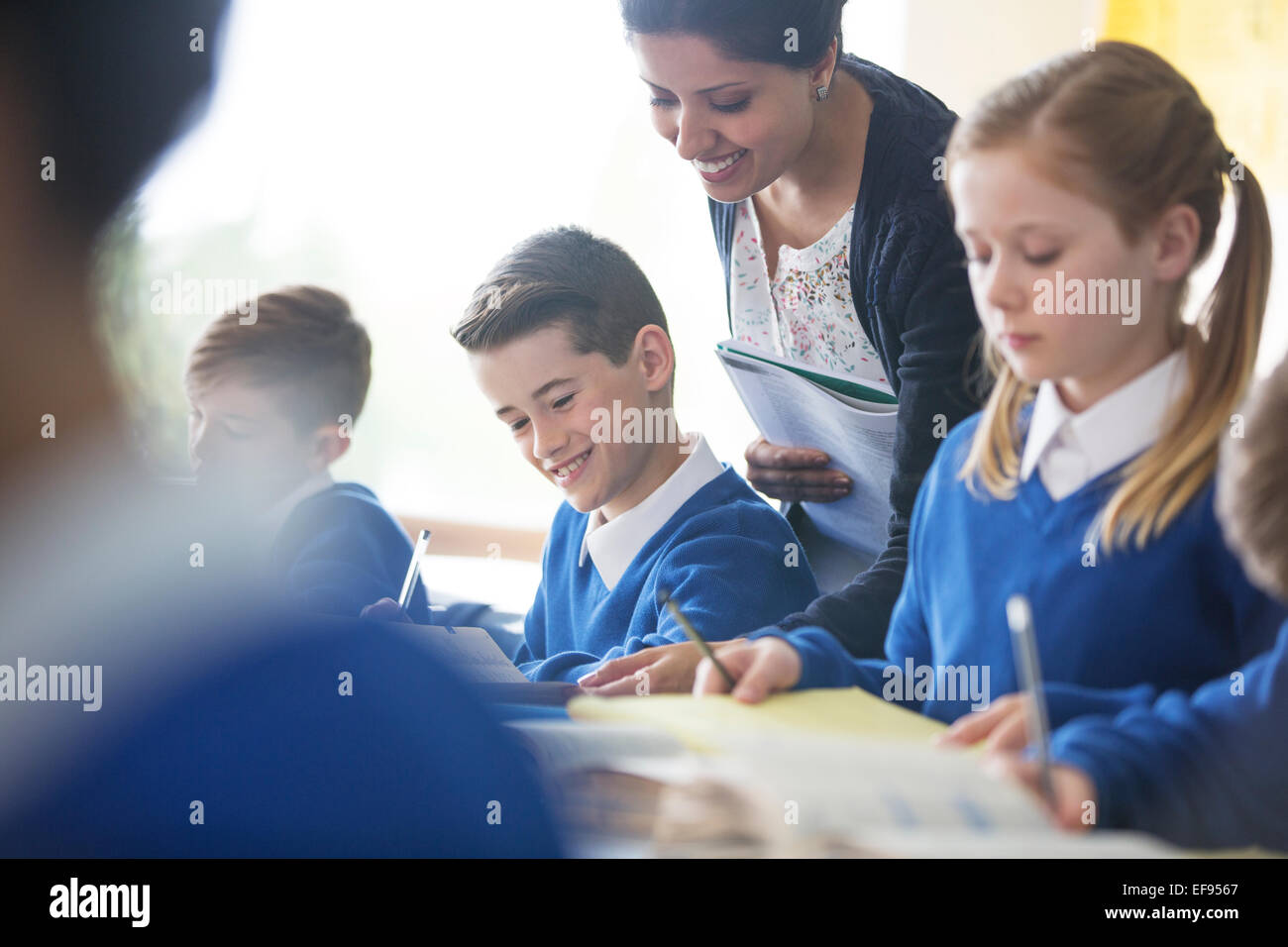 Female teacher avec ses élèves en classe Banque D'Images