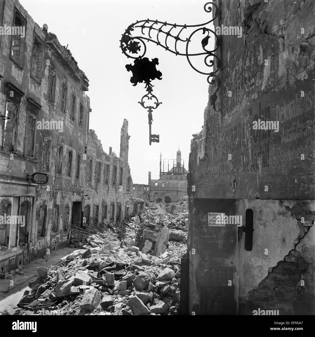 La photo par le célèbre photographe Richard Peter sen. montre le Josephinenstraße avec un trottoir dégagé dans la vue vers l'Vitzhumsches Gymnasium (école secondaire) à Dresde. La photo a été prise après le 17 septembre 1945. En particulier les raids aériens des Alliés entre le 13 et 14 février 1945 a conduit à de vastes destructions de la ville. Photo : Deutsche Fotothek / Richard Peter sen.- PAS DE SERVICE DE FIL Banque D'Images