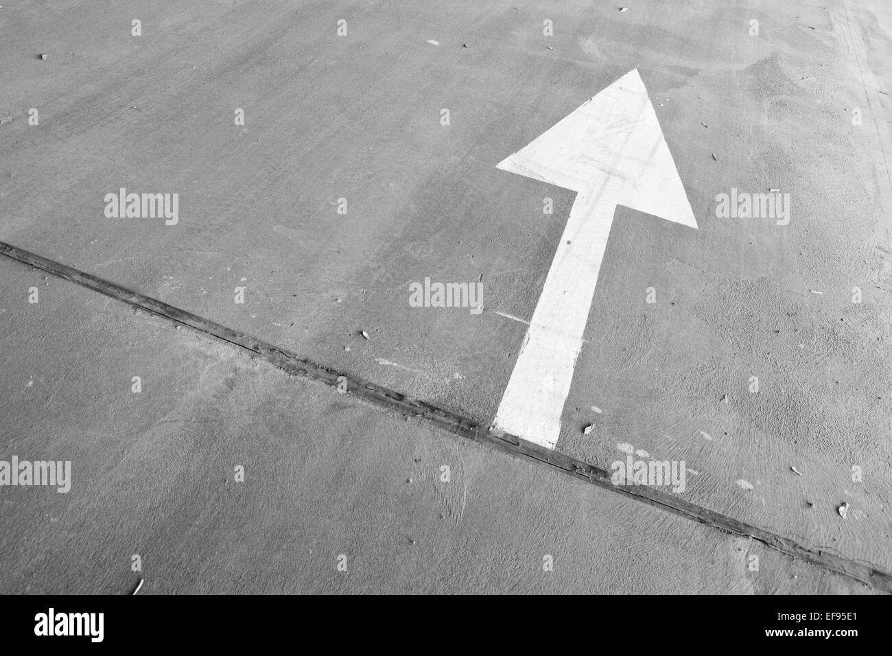 Road, avec une flèche blanche signe. Banque D'Images