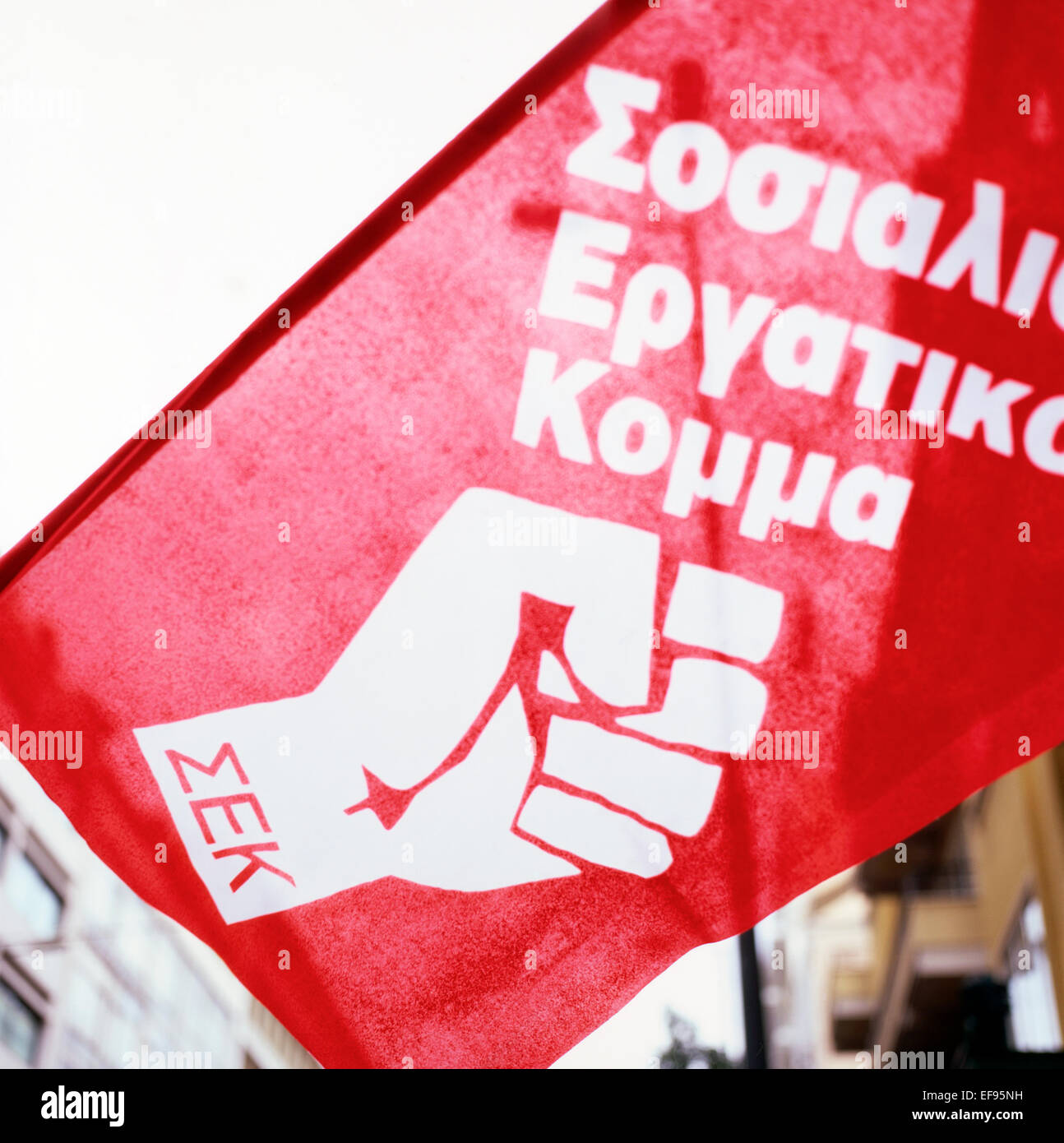 Bannière du Parti socialiste des travailleurs rouges avec poing au rassemblement du 1st mai à Athènes 2007 Grèce Europe UE KATHY DEWITT Banque D'Images