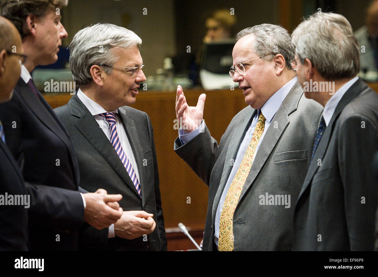 Bruxelles, Bxl, Belgique. 29 janvier, 2015. (L-R) Secrétaire d'État français d'affaires de l'UNION EUROPÉENNE Harlem Desir, Ministre néerlandais des affaires étrangères Bert Koenders, Ministre des Relations Extérieures de la Belgique, Didier Reynders, Ministre des affaires étrangères grec Nikos Kotzias et le ministre italien des Affaires étrangères et de la coopération internationale Paolo Gentiloni avant le Conseil des ministres des affaires étrangères de l'Union européenne au siège de l'UE à Bruxelles, Belgique Le 29.01.2015 Federica Mogherini, haut représentant pour la politique étrangère a demandé une réunion extraordinaire sur la situation en Ukraine après l'attaque de Marioupol. Par Wiktor Dabkowski Banque D'Images