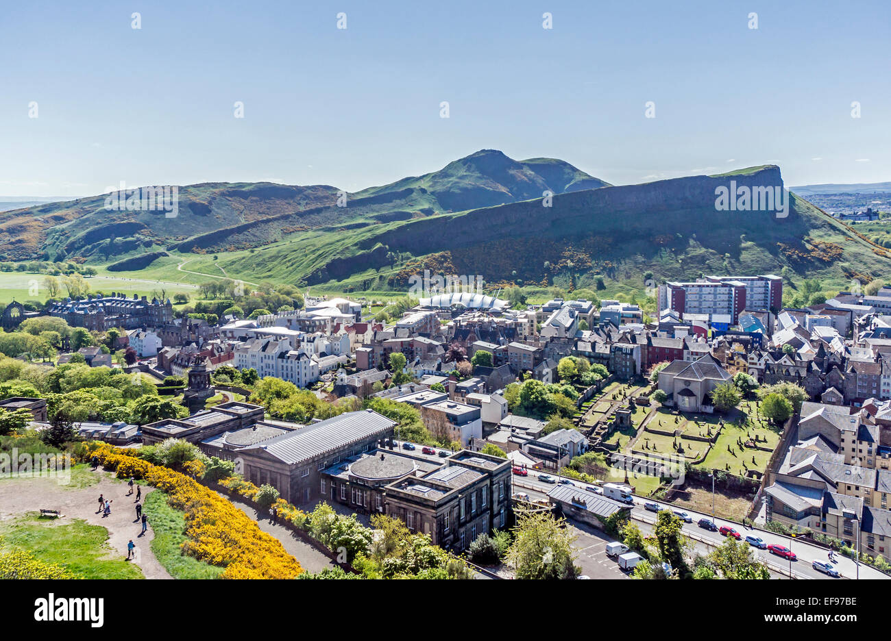Vue vers le siège d'Arthur à Édimbourg en Écosse avec l'ancien bâtiment de l'école secondaire Royal au premier plan. Banque D'Images