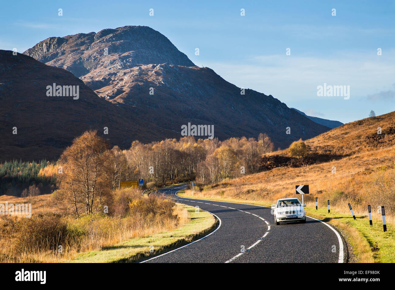 L'A87 route de Skye par Glen Sheil, Highlands, Scotland Banque D'Images