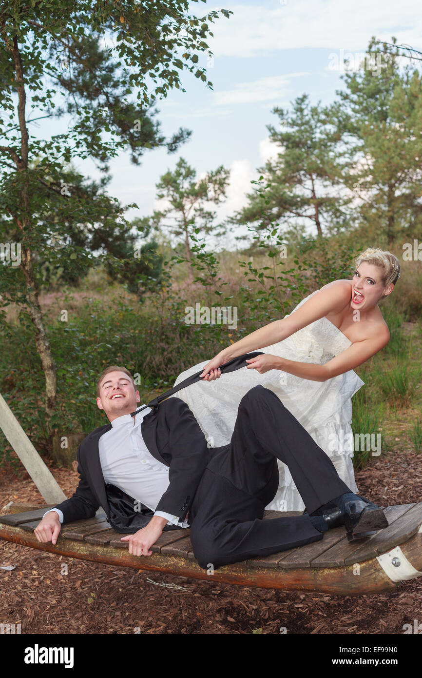 Wedding couple s'amuse dans les bois Banque D'Images