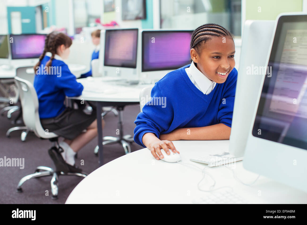 Les enfants de l'école élémentaire de travailler avec les ordinateurs pendant la leçon il Banque D'Images