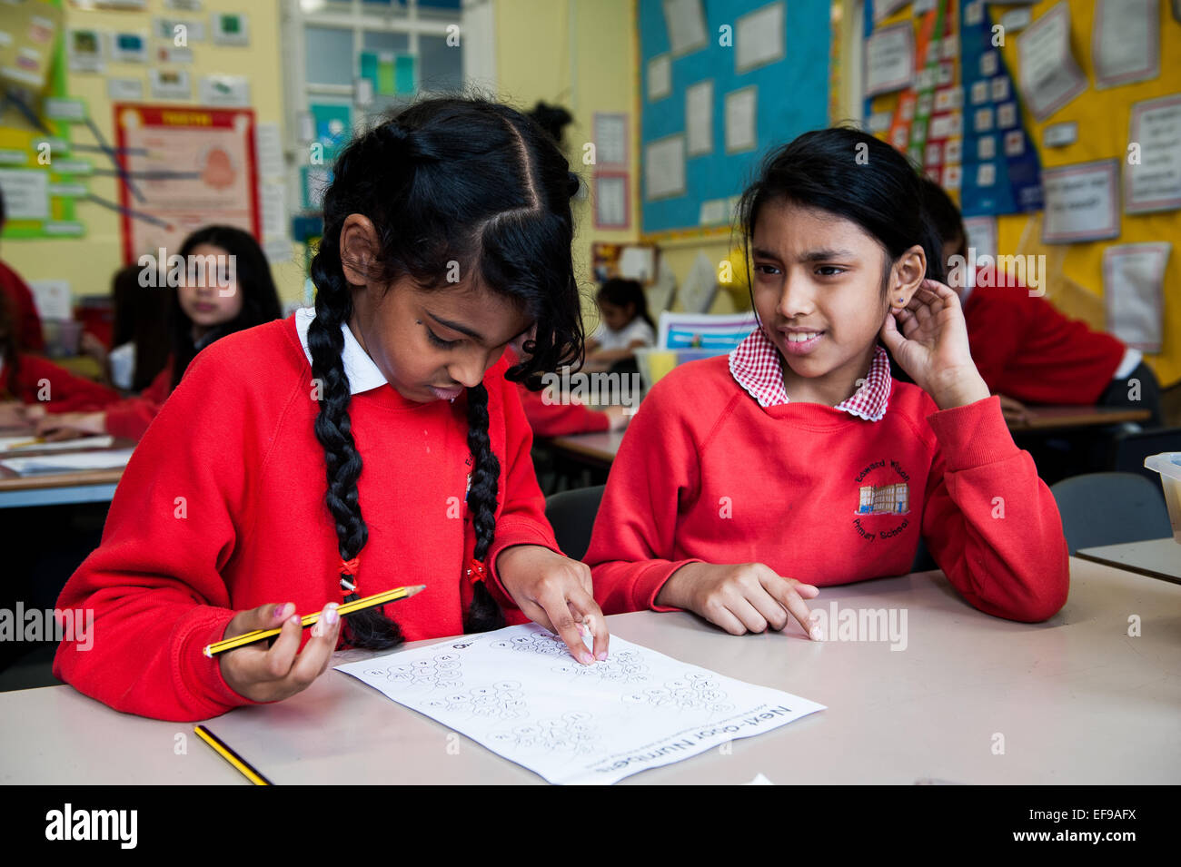 Les filles asiatiques qui étudient en classe de l'école primaire de Londres Banque D'Images