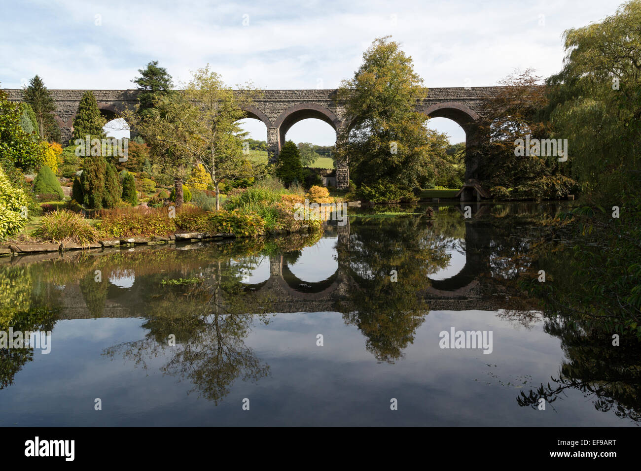 Le lac et le jardin paisible scène avec viaduc de chemin de fer en arrière-plan Banque D'Images