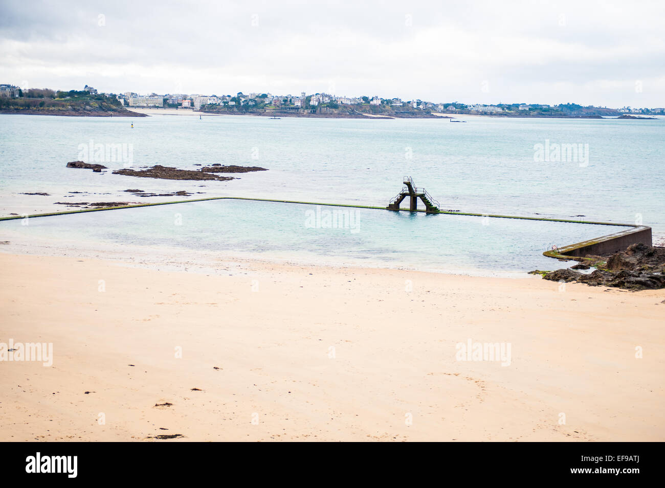 Open air piscine d'eau de mer sur la plage de Bon Secours, en face de la ville fortifiée de Saint Malo, Ille-et-Vilaine, Bretagne, Fran Banque D'Images