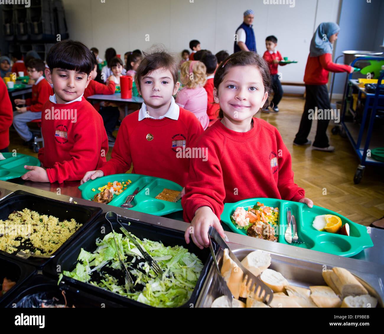 Midi à l'école primaire de l'État britannique Banque D'Images