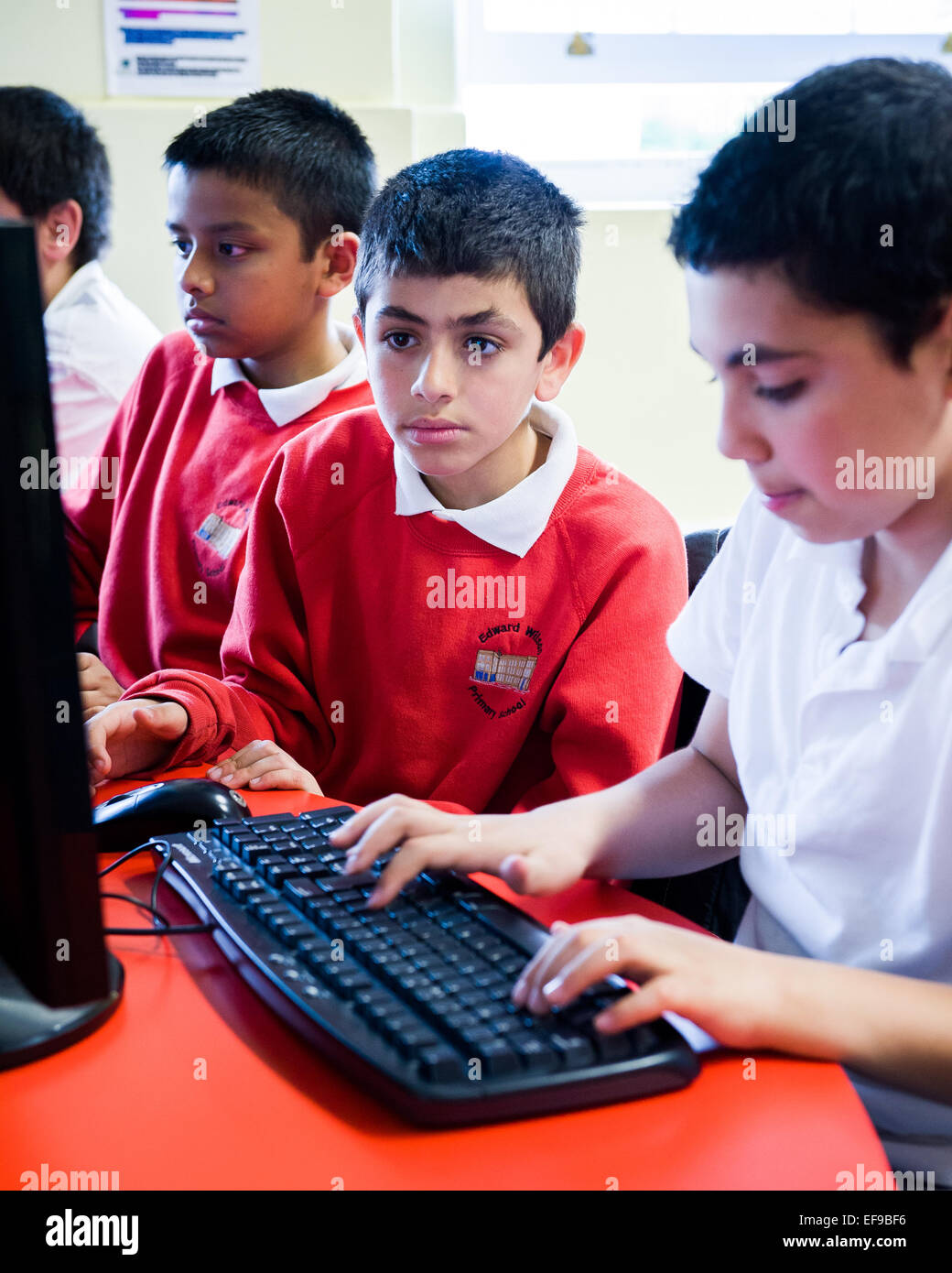 Les enfants de l'école primaire à l'école primaire à Londres apprendre à coder et à faire de la programmation sur les ordinateurs Banque D'Images