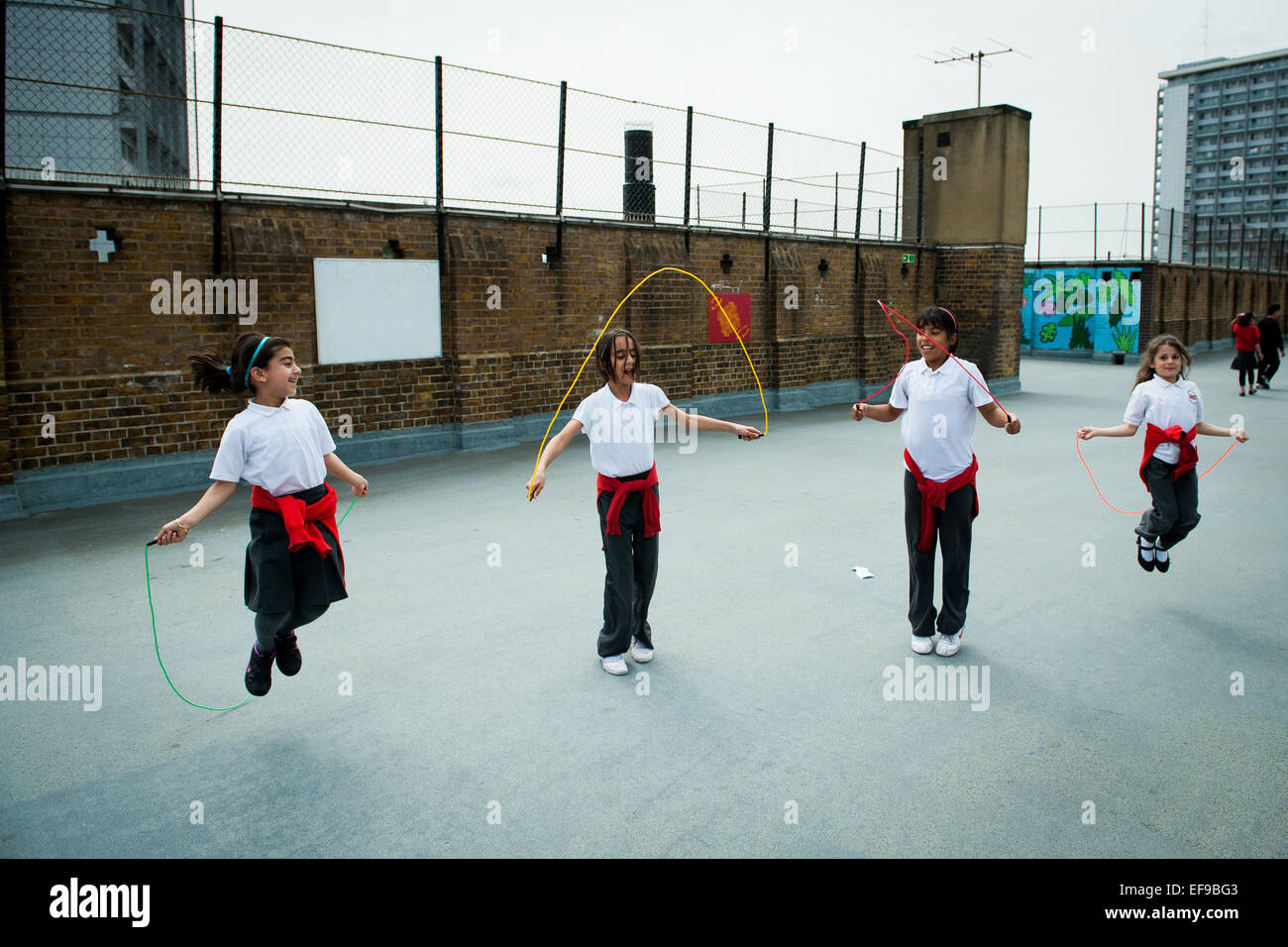 Sauter les filles à l'école primaire, London UK Banque D'Images