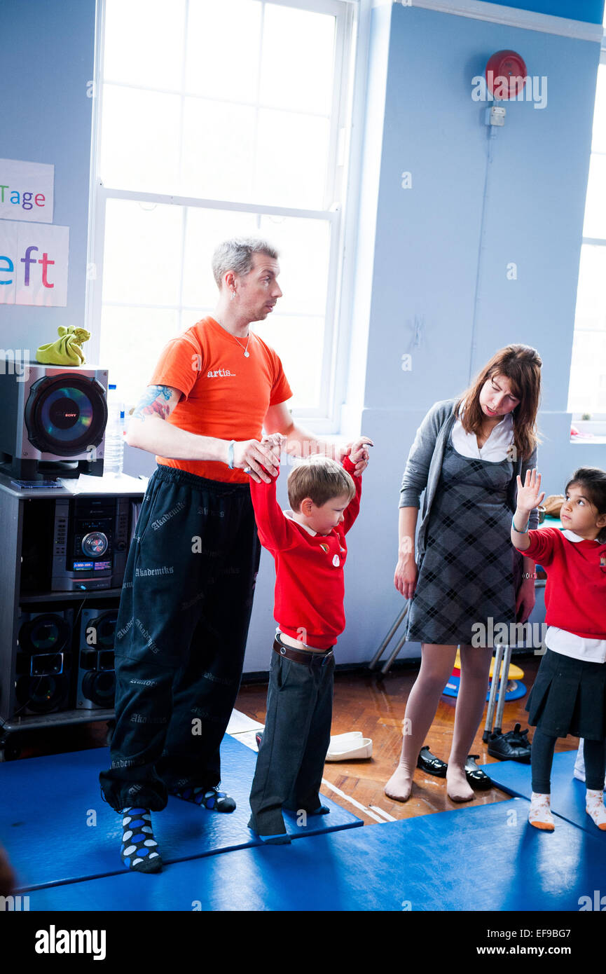 Classe de danse à Londres l'école primaire dirigée par professeur de ballet Banque D'Images