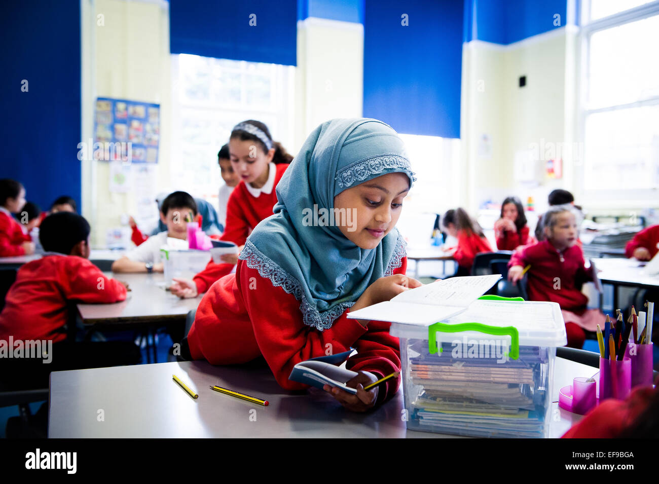 Travail des enfants et l'écriture dans les livres d'exercice en classe l'école primaire, Paddington Londres W2 Banque D'Images