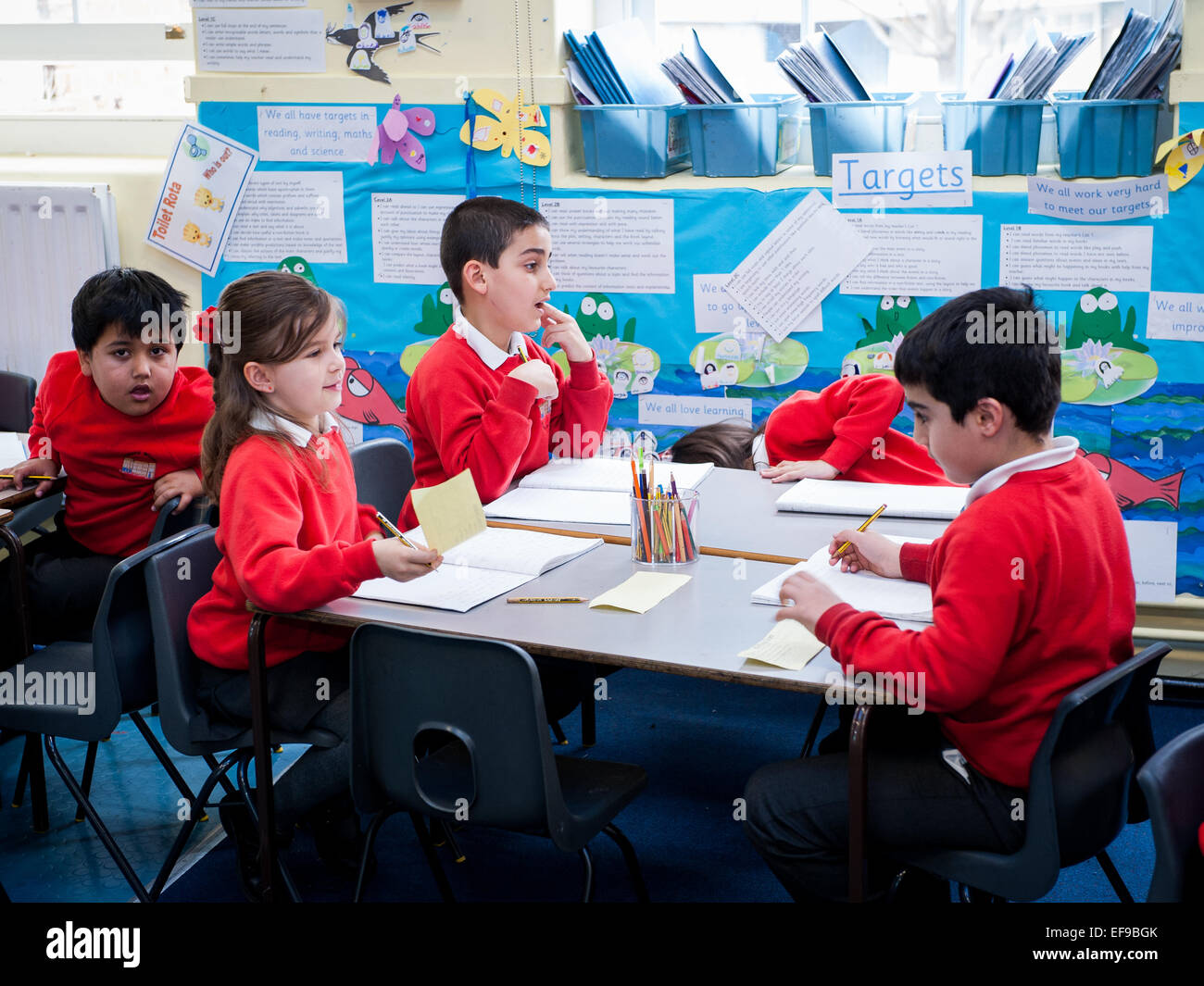 Les enfants de l'école primaire à l'école primaire classe,UK Banque D'Images