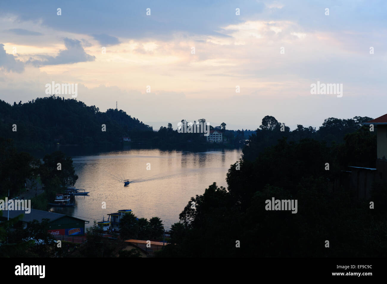 Lever du soleil sur le lac Kivu, près de Kibuye, Rwanda, l'Afrique centrale. Banque D'Images Lever du soleil sur le lac Kivu, près de Kibuye, Rwanda, l'Afrique centrale. Banque D'Images