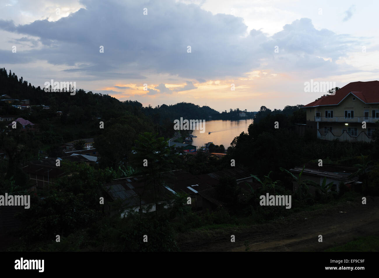 Lever du soleil sur le lac Kivu, près de Kibuye, Rwanda, l'Afrique centrale. Banque D'Images Lever du soleil sur le lac Kivu, près de Kibuye, Rwanda, l'Afrique centrale. Banque D'Images