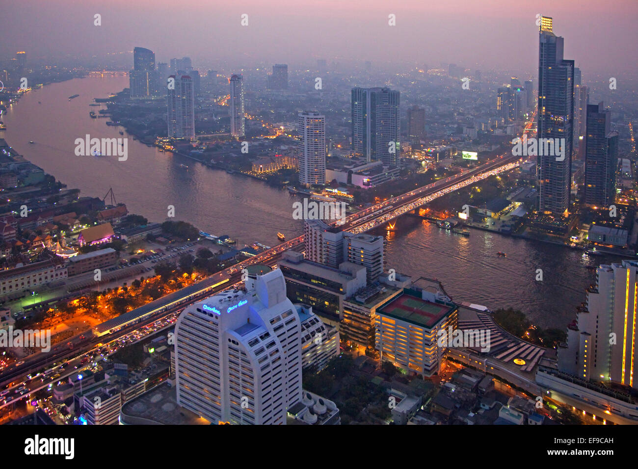 L'horizon de Bangkok par nuit et vue sur la rivière Chao Phraya, en Thaïlande Banque D'Images