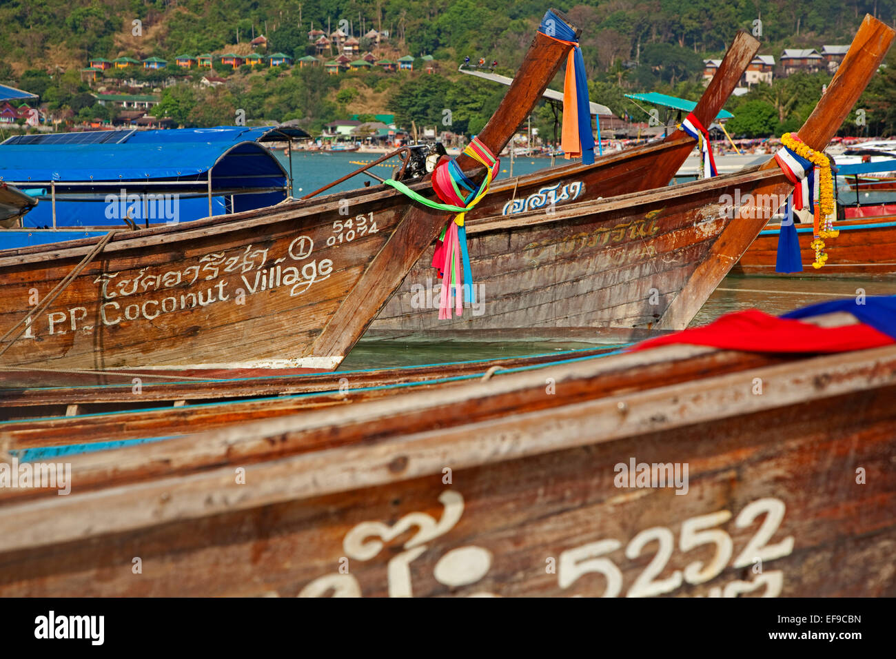 Proues de bateaux de pêche en bois traditionnel sur la plage d'une des îles de Koh Phi Phi, Thaïlande du sud Banque D'Images