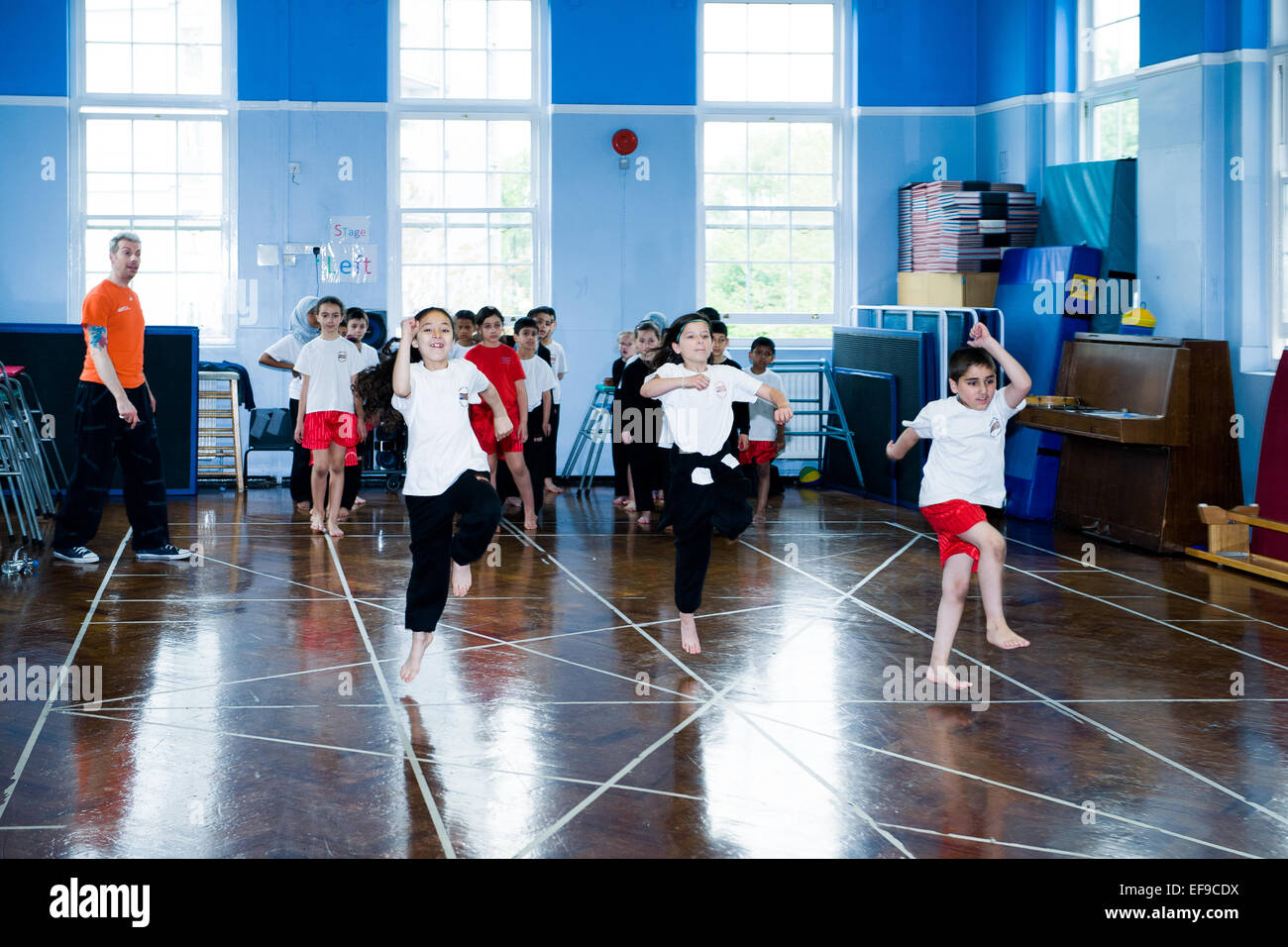 Classe de danse à Londres l'école primaire dirigée par professeur de ballet Banque D'Images